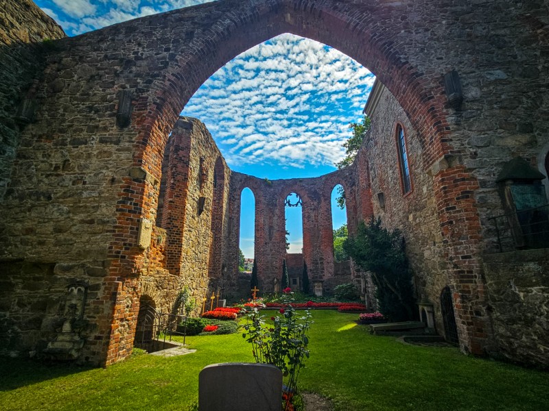 Graven in de ruïnes van de Nicolaikirche