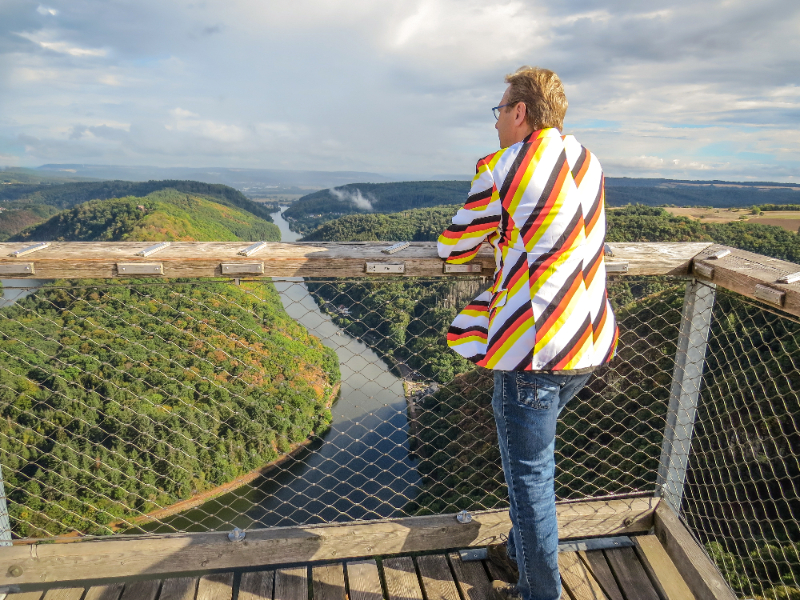 Patrick kijkt vanaf het boomkroonpad uit over de Saarschleiffe in het Saarland, Duitsland