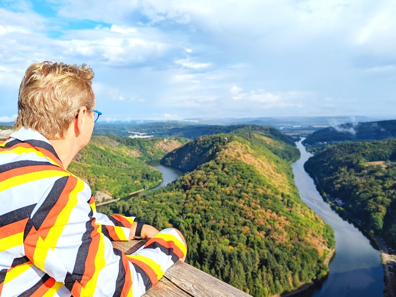 Patrick kijkt vanaf het boomkroonpad uit over de Saarschleiffe