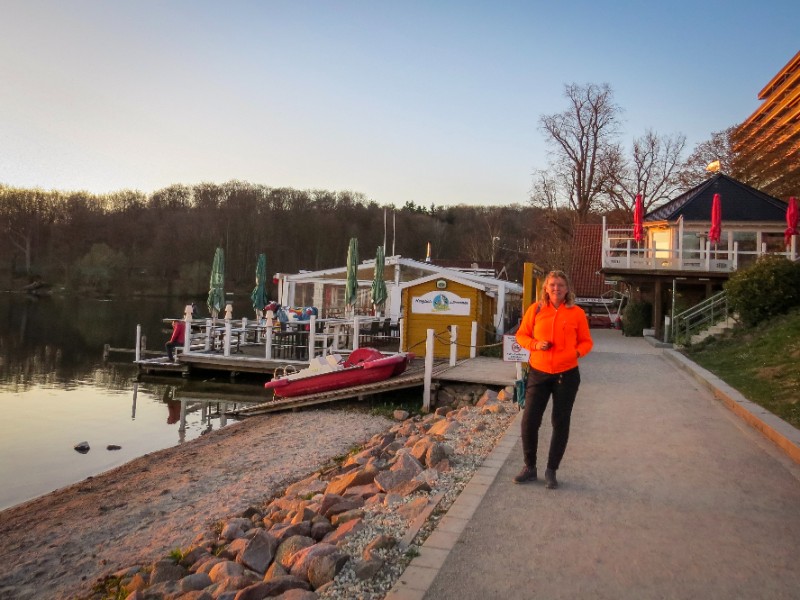 Sabine aan de boulevard in Malente