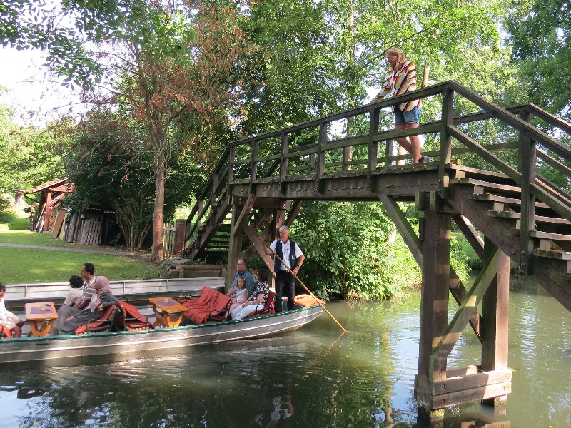 Sabine op een bruggetje in het Spreewald, het Giethoorn van Duitsland