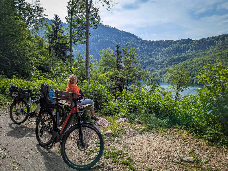 Sabine rust even uit met uitzicht op één van de meren in Beieren