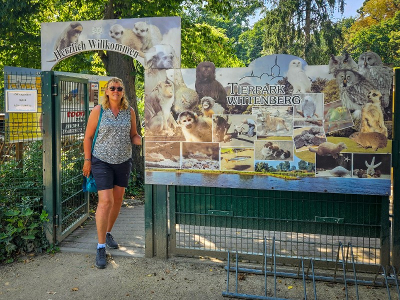 Sabine bij de ingang van het kleine maar fijne Tierpark Wittenberg