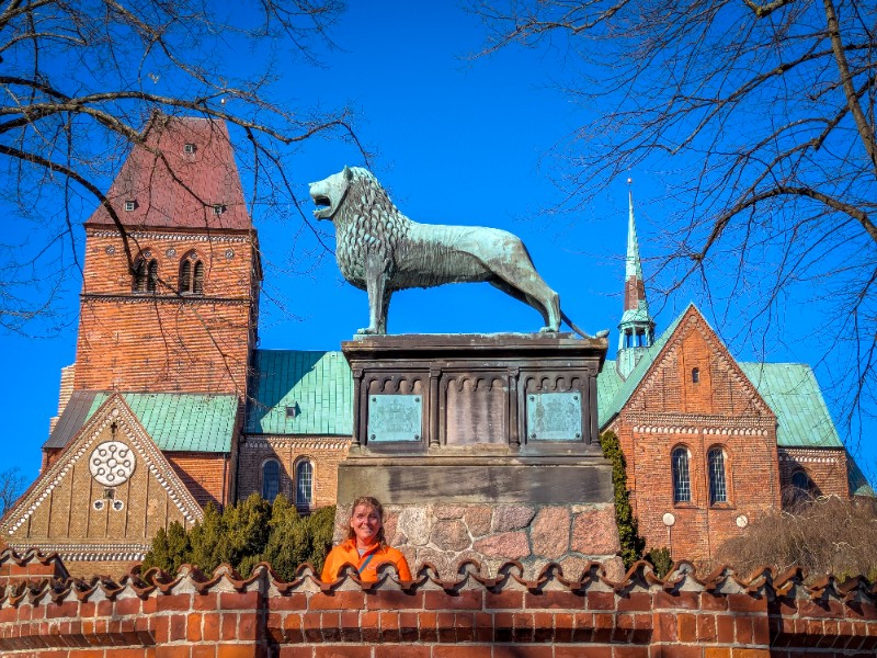 Sabine voor de kathedraal van Ratzeburg