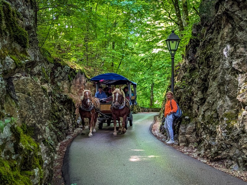 Sabine bij de koets die mensen omhoog brengt naar de kastelen in Schwangau