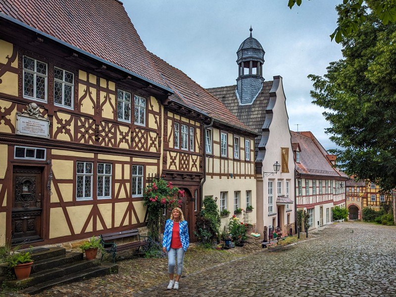 Sabine in een steil straatje in Königsberg in Bayern