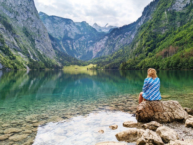 Sabine bij de prachtige Obersee, omringd door hoge bergtoppen