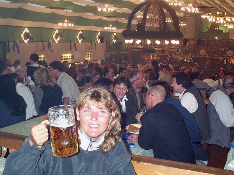 Sabine in een tent bij de Oktoberfest