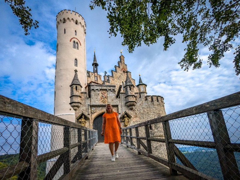 Sabine poseert bij Slot Lichtenstein
