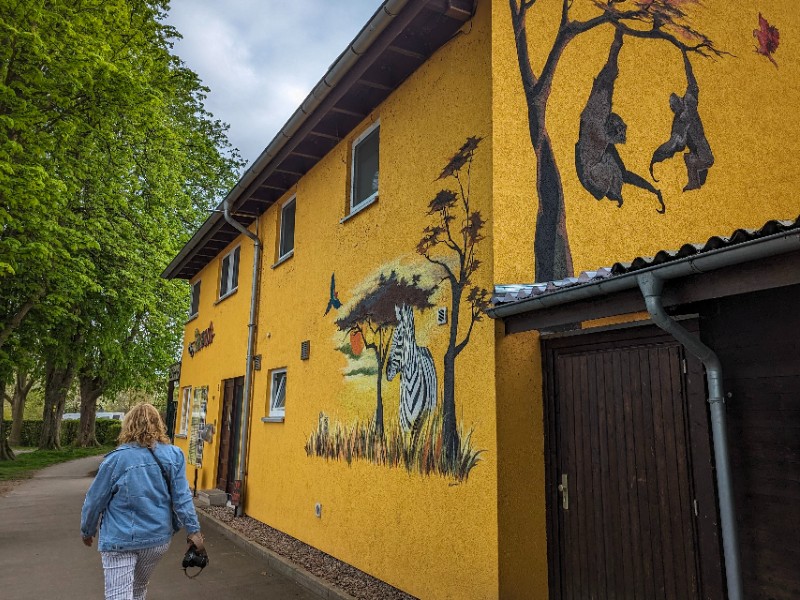 Sabine bij de ingang van Tiergarten Bad Pyrmont