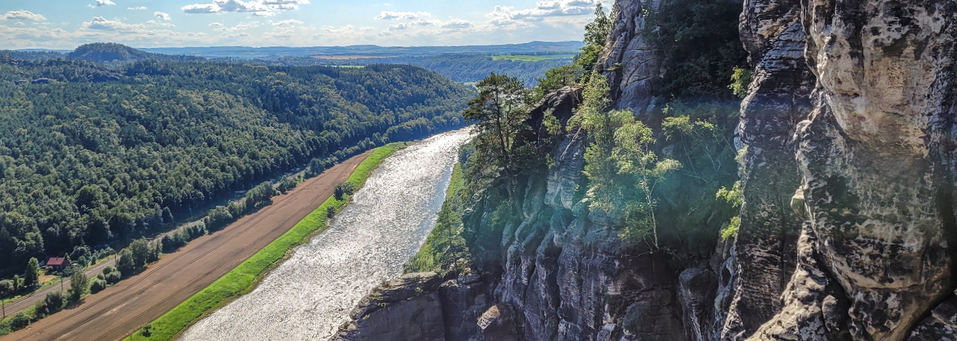 Uitzicht over de Elbe vanaf de rotsformaties van de Sachsiche Schweiz