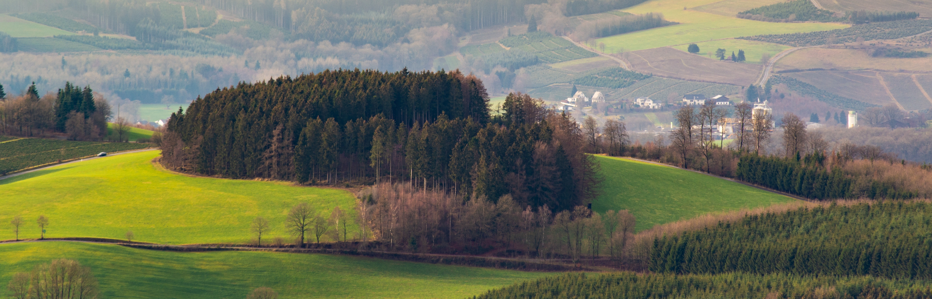 Uitzicht over de heuvels van het Sauerland in Duitsland