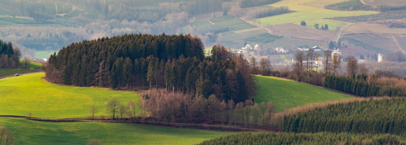 Uitzicht over de heuvels van het Sauerland in Duitsland