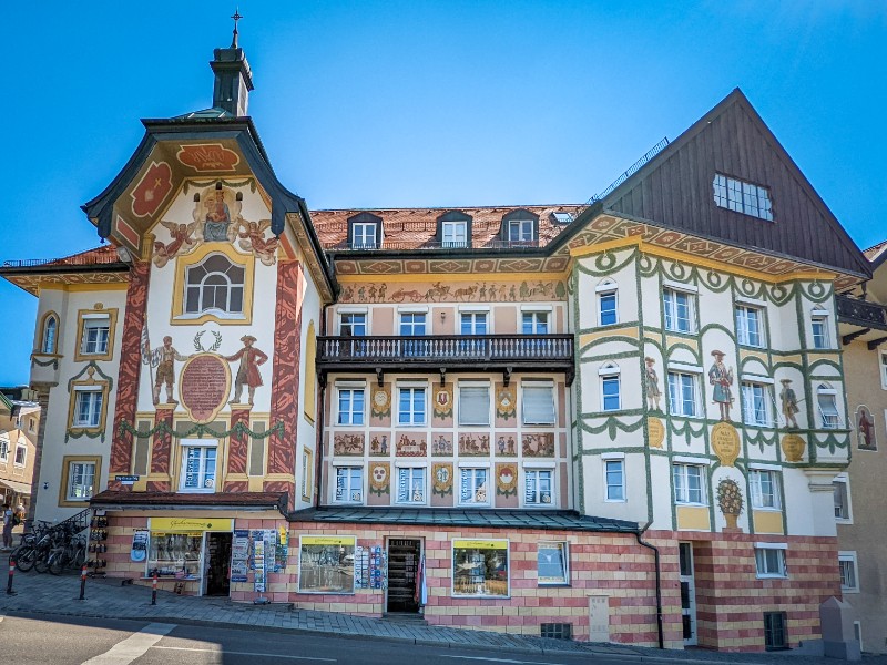 Uitbundige beschildering van een gebouw in Bad Tölz