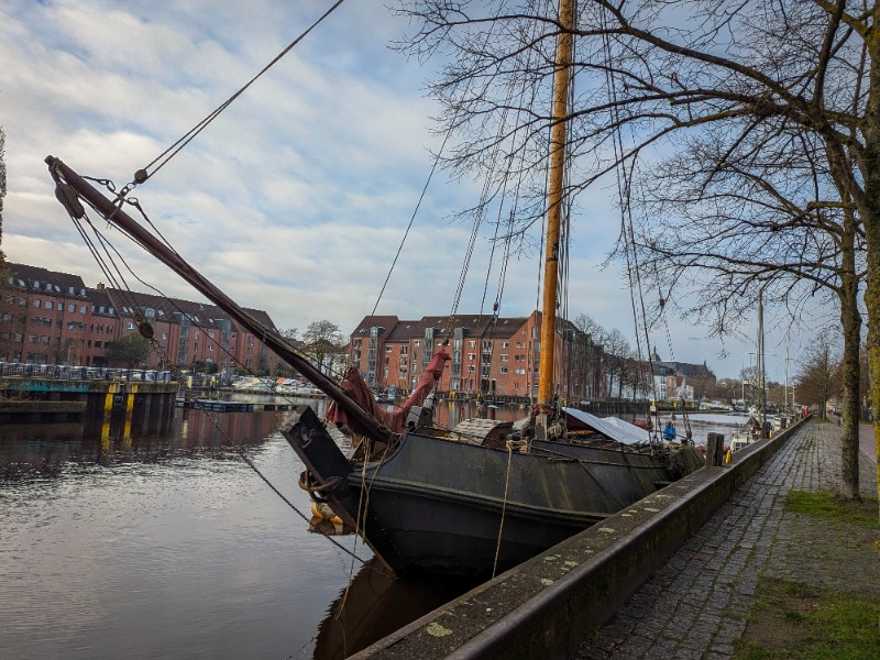 Een oud schip in de haven van Oldenburg