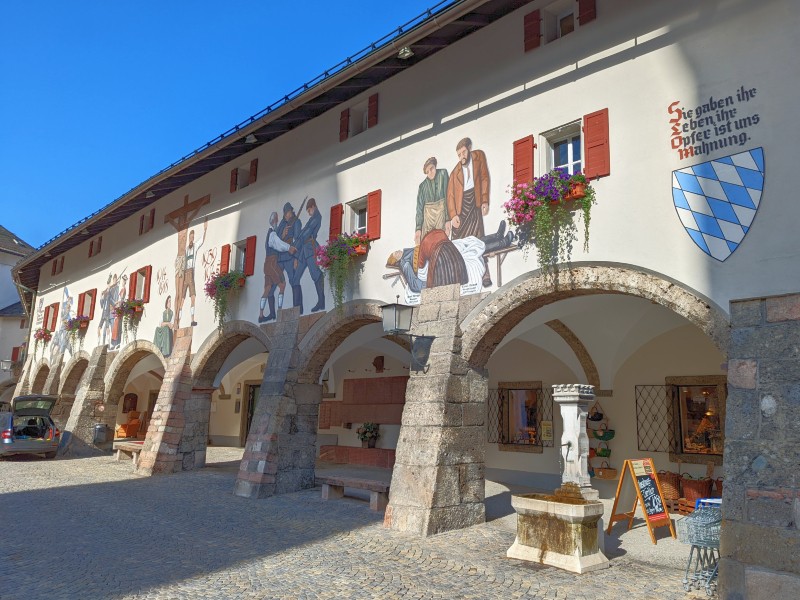 Tekeningen op de gebouwen rond het Schlossplatz in Berchtesgaden