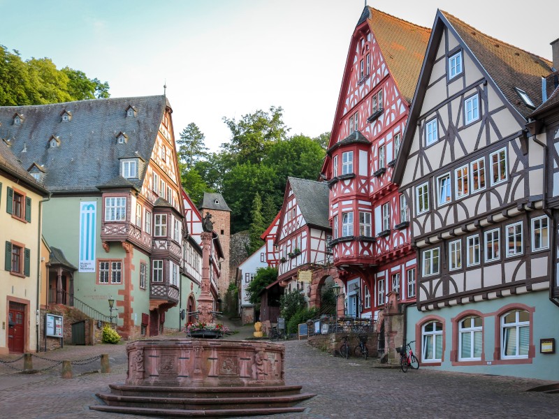 Het Schnatterloch in Miltenberg, met de toren op de achtergrond