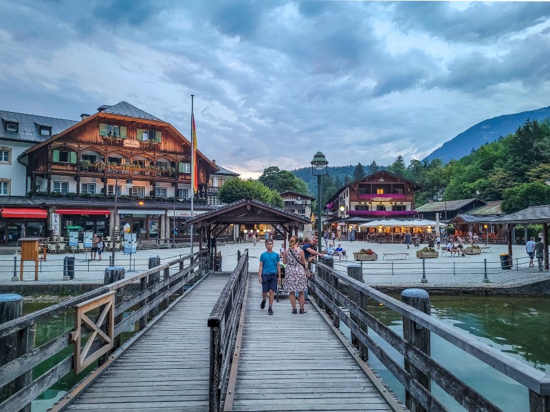 De Seestrasse in Schönau am Königssee, gezien vanaf één van de bootsteigers