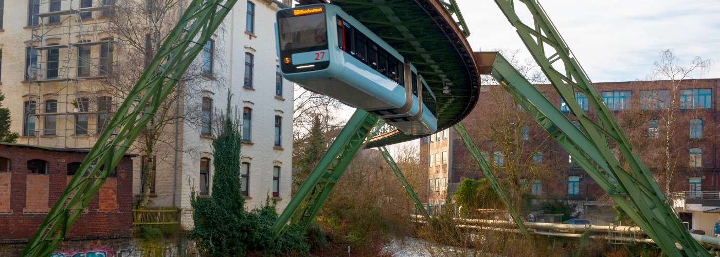 De Schwebebahn zweeft over de Wupper