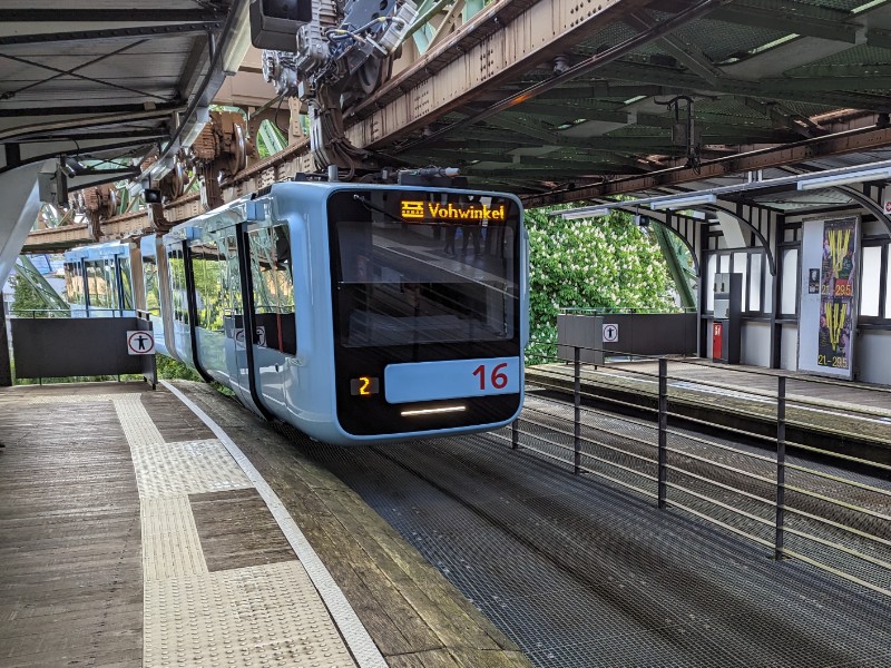 De Schwebebahn komt het station binnen