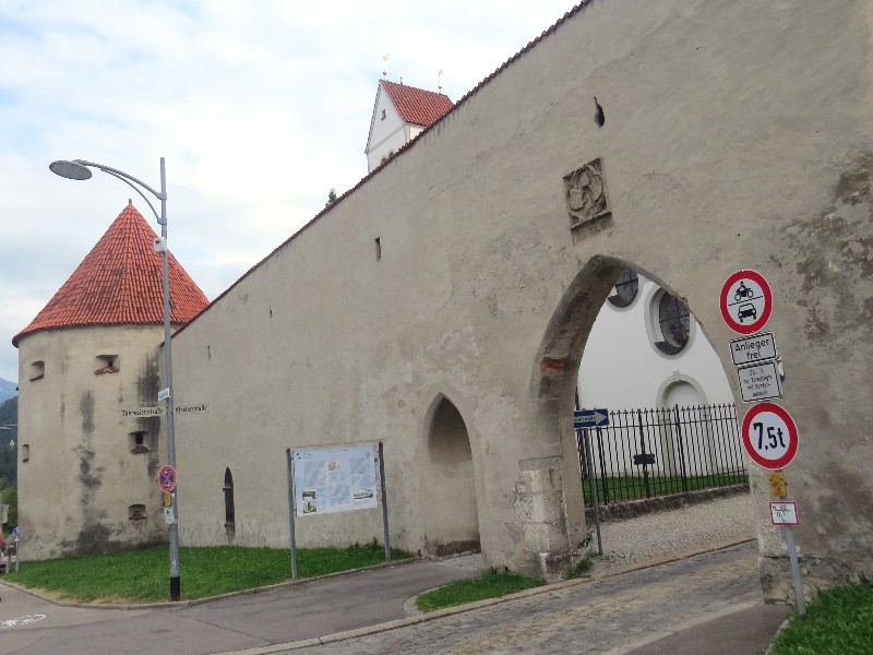 De Sebastianstor in de oude stadsmuur van Füssen