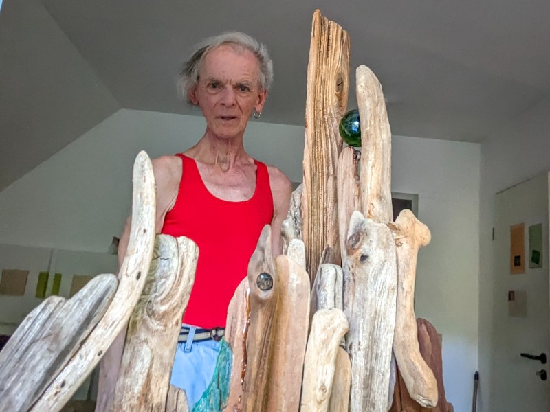 Kunstenaar Signore Buccis bij één van zijn kunstwerken