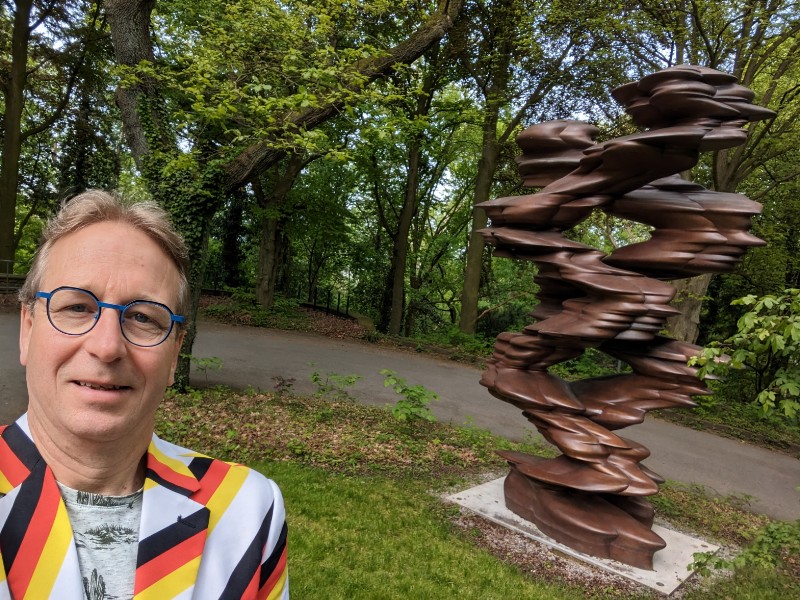 Patrick bij een beeld van Tony Cragg in het Skulpturenpark Walfrieden