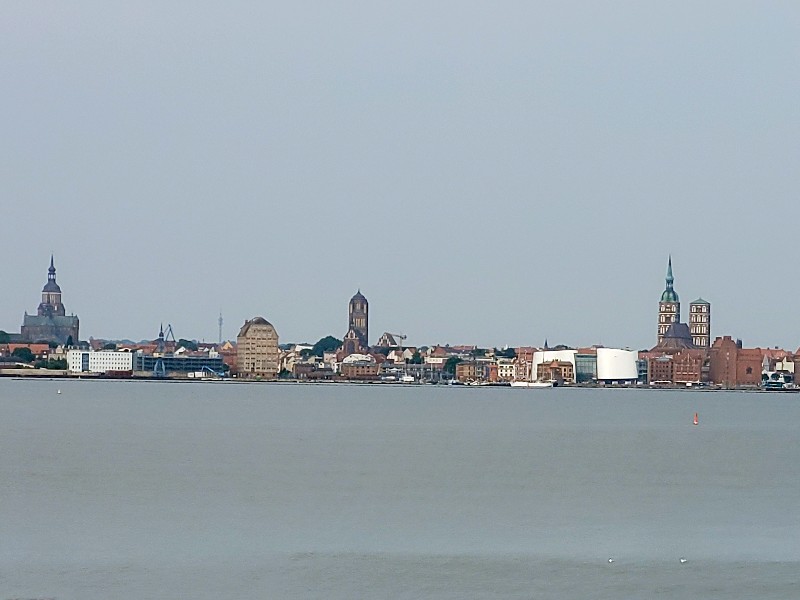 De Skyline van Stralsund vanaf de Rügenbrücke gezien