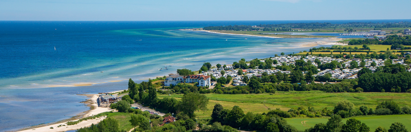 Uitzicht over het strand bij Laboe, de Oostzeekust van Sleeswijk-Holstein