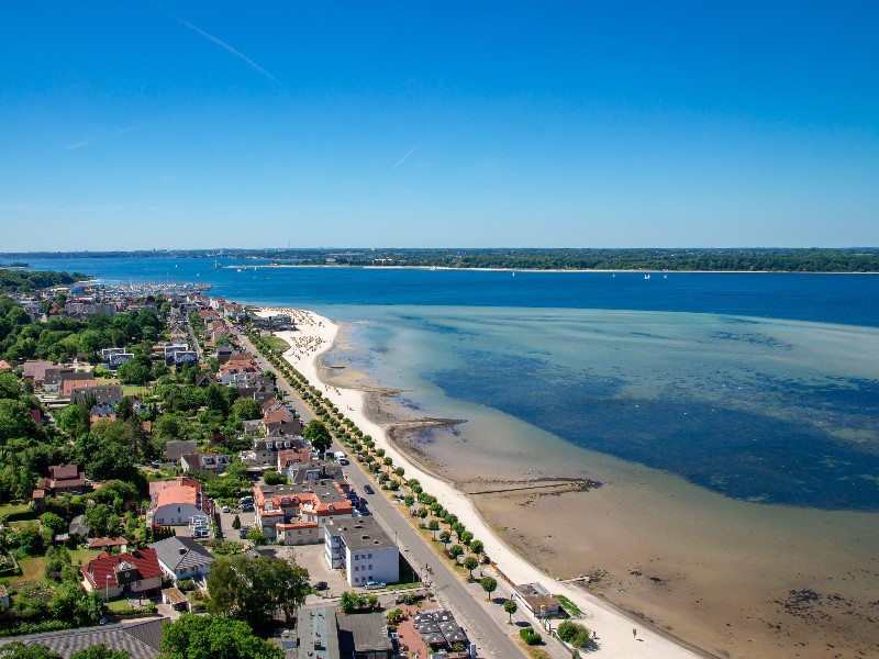 Uitzicht over de stranden van Laboe aan de kust van Sleeswijk-Holstein in Noord Duitsland