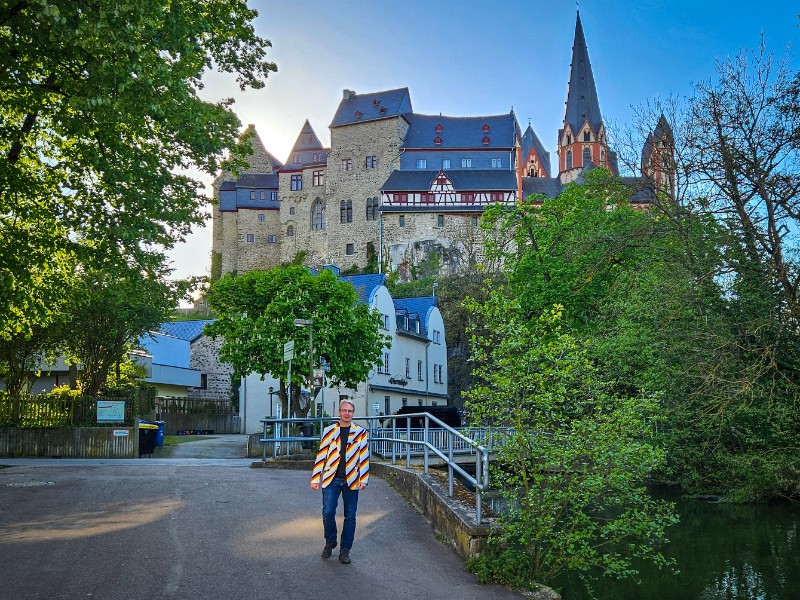 Het slot en de kathedraal van Limburg gezien vanaf de oever van de Lahn
