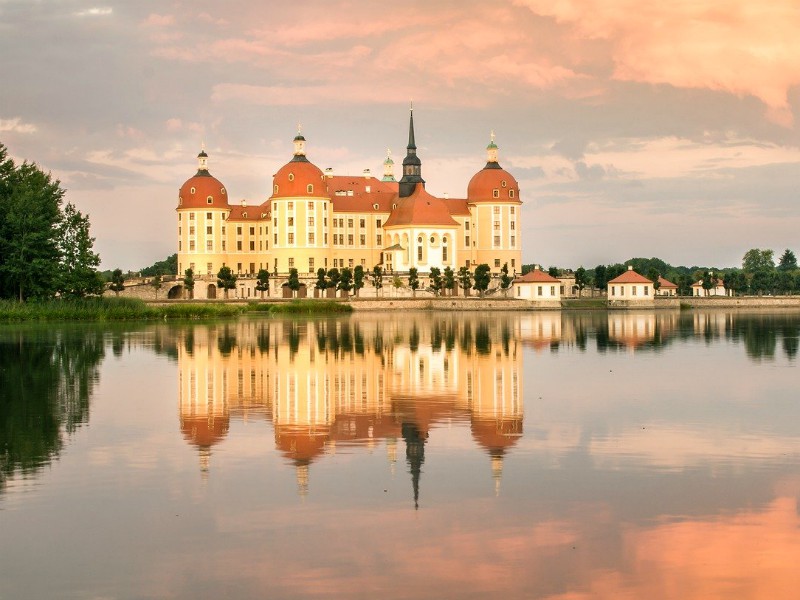 Schloss Moritzburg ligt midden in een mooi meertje