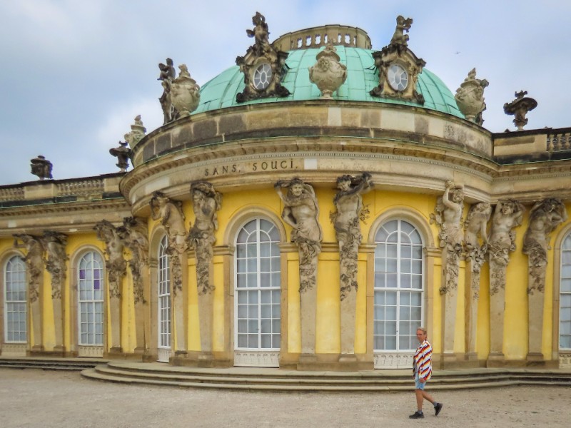 Patrick voor het Slot in Rococo stijl