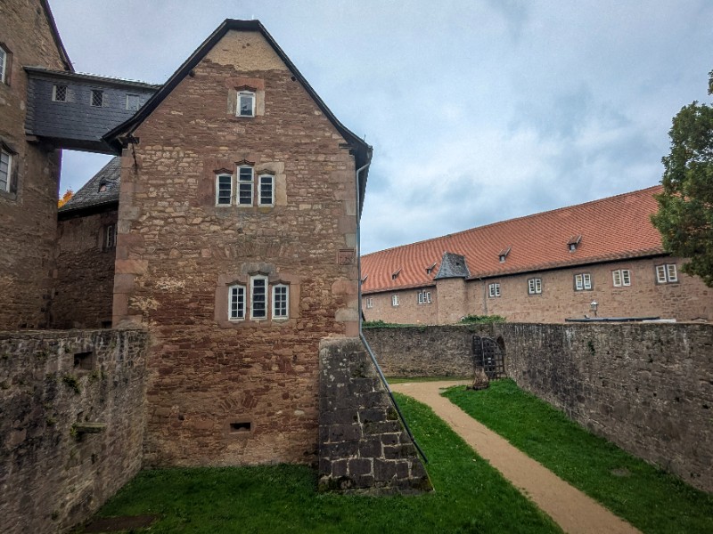 De slotgracht van het kasteel. Links een loopbrug over de Zwinger naar een hoekgebouw