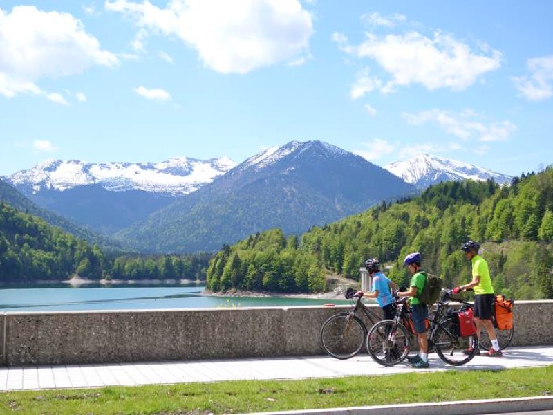 Even stoppen om te genieten van het uitzicht over de Sylvensteinsee