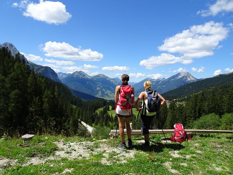 Genieten van het uitzicht op de Beierse Alpen tijdens de wandeling