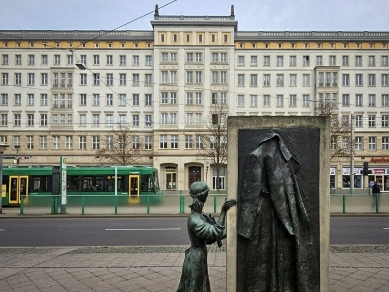 Socialistisch classicisme in Maagdenburg, inclusief eerbetoon aan een Sovjet-militair die een meisje redde
