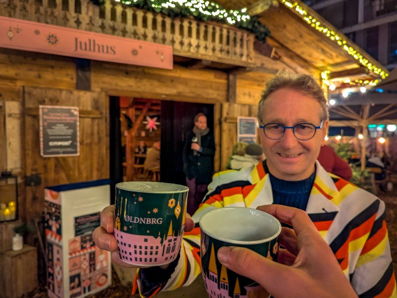 Proosten met de souvenir-mok van Øldnbrg
