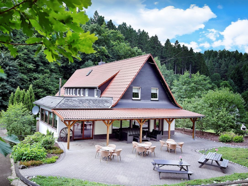 Op vakantie met meerdere gezinnen of een groep vrienden in Duitsland? Deze grote vakantievilla biedt ruimte voor  16 personen en ligt in het prachtige Westerwald.