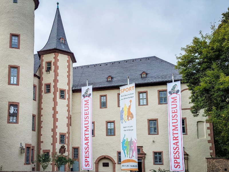 Ingang van het Spessartmuseum aan de rechterkant van het slot