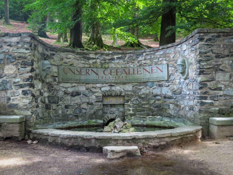 De Spreebron op de berg Kottmar, met monument voor de eerste Wereldoorlog