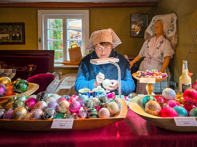 Deze dame maakte prachtige versieringen op kerstballen