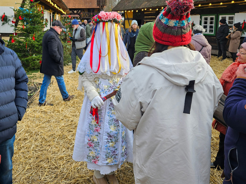 Op de kerstmarkt in het Spreewald loopt het Bescherkind rond om je te zegenen