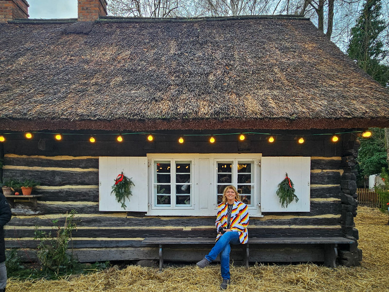 Sabine voor één van de huizen in het openluchtmuseum in het Spreewald tijdens de kerstmarkt