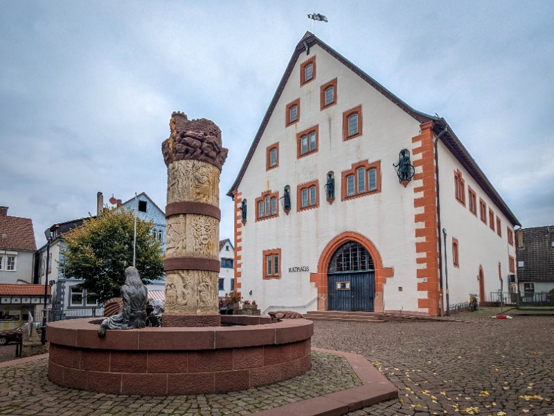 De Sprookjefontein voor het Rathaus van Steinau