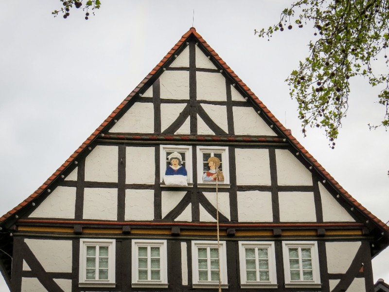Vrouw Holle en Rapunzel bij het Sprookjeshuis in Alsfeld