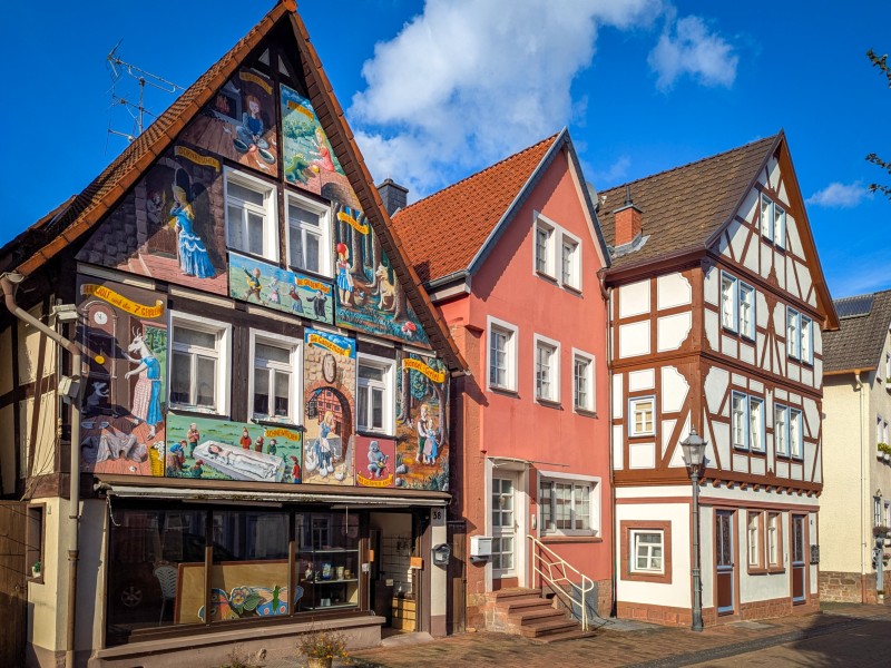 Het sprookjeshuis is versierd met talrijke sprookjes