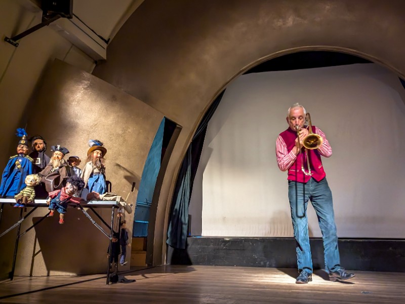 Sprookjesverteller John Rogers met zijn trombone