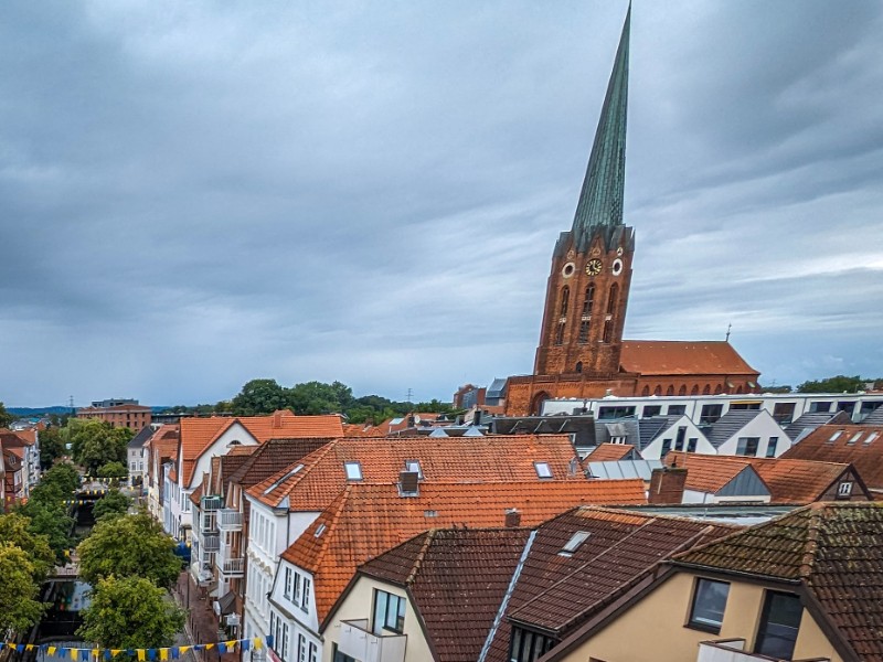 De St Petrikerk in Buxtehude, links de Fleth