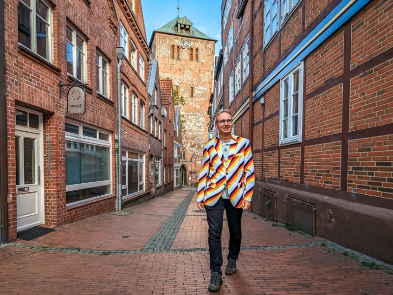 Patrick in de straatjes voor de St Willehadkerk in Stade